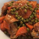 delicious chicken guisantes on a plate with sauce